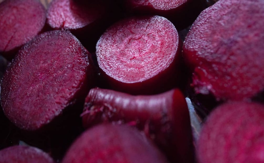 ¿Sabías que comer betabel reduce el colesterol? Foto: Unsplash.