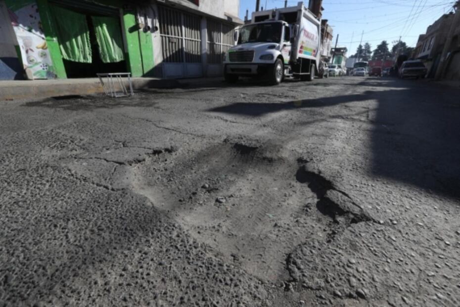 Le avientan un huevo a exregidor por no atender tema de baches en Toluca: FOTOS