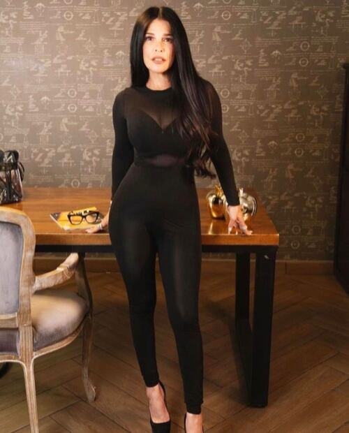Martha Debayle muestra su lado más seductor en un sofisticado catsuit