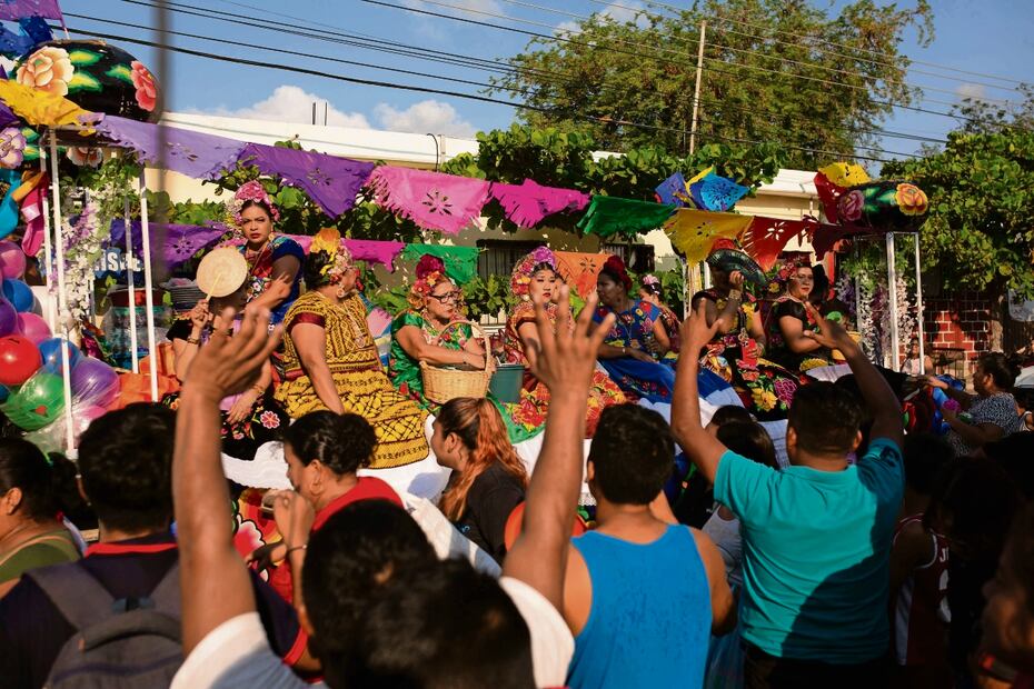 Los participantes salen a las calles, caminando, en carretas y carros alegóricos para la regada de frutas. Foto: Mario Arturo Martínez EL UNIVERSAL