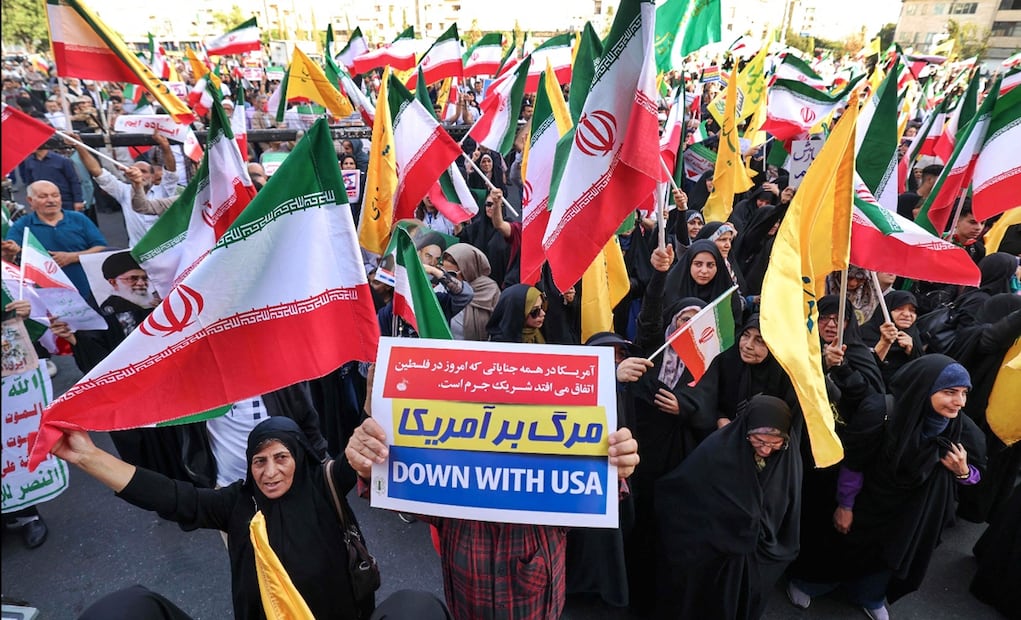 Iraníes ondean banderas nacionales y corean consignas mientras celebran el alto el fuego entre Irán e Israel en la Plaza de la Revolución en Teherán, el 24 de junio de 2025. Foto: AFP