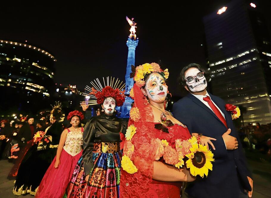 Después de las 18:00 horas, las catrinas y catrines empezaron el desfile por Paseo de la Reforma rumbo al Zócalo capitalino. Foto: Berenice Fregoso / El Universal