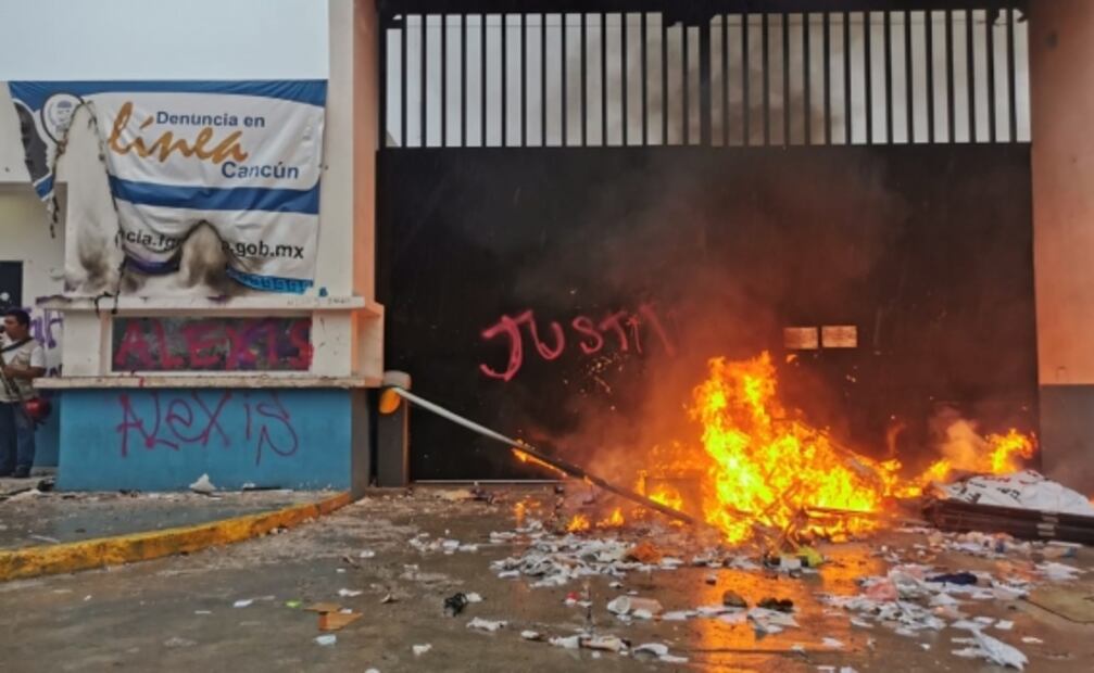 Incendian basura frente a la Fiscalía de Quintana Roo como protesta por feminicidio de Alexis