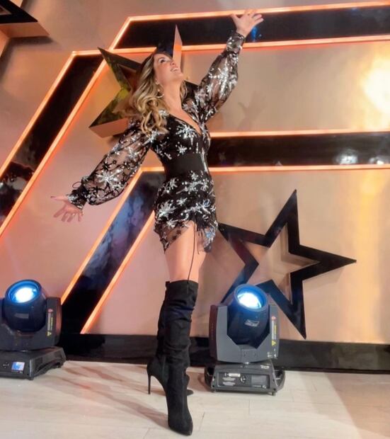 Andrea Legarreta se luce en minivestido con transparencias y botas altas