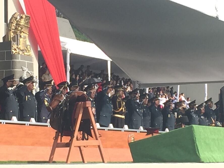 Salvador Cienfuegos Zepeda dijo que está en nosotros portar con orgullo su emblema y seguir siendo soporte de las instituciones nacionales garantes de la soberanía. Foto: Especial