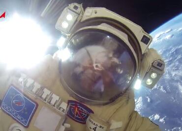 Cosmonautas graban caminata espacial con GoPro