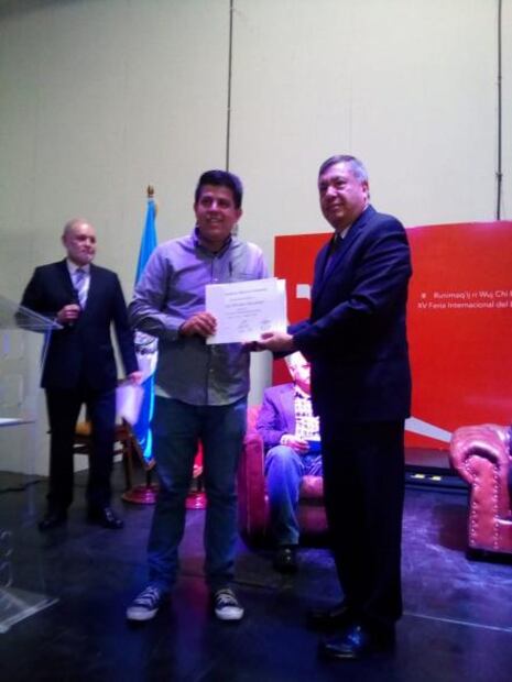 Escritor chiapaneco gana Premio de Poesía en Guatemala