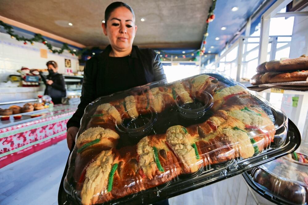La panadería Azul elabora la tradicional Rosca de Reyes, lo que le permitió sobrevivir en la pandemia. Foto: Jorge Alvarado | El Universal