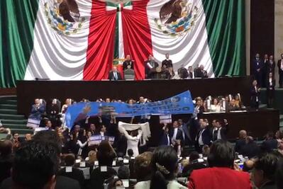 “Dictador” legisladores gritan a Maduro en toma de posesión de AMLO