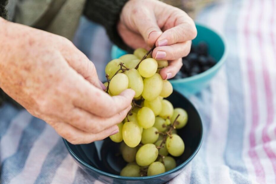 La uvas verdes son tu mejor opción si quieres una comida baja en grasas saturadas. Foto: Freepik