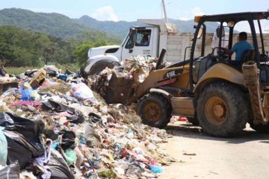 Acapulco, paraíso donde el gobernador y el edil pelean por basura