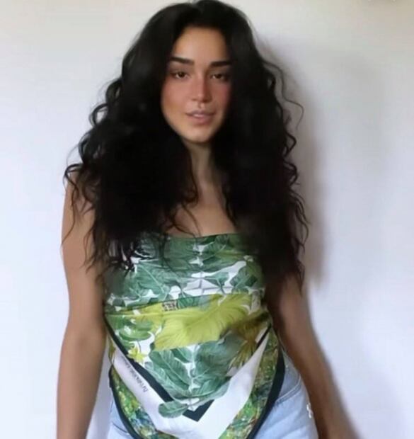 La hija de Biby Gaytán te enseña a usar un pañuelo como blusa