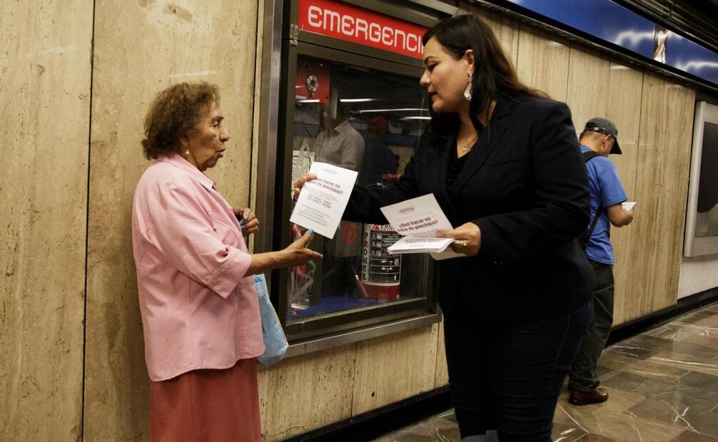 Diputados entregan volantes a los usuarios del metro de la L2 (06/05/2025). Foto: Especial