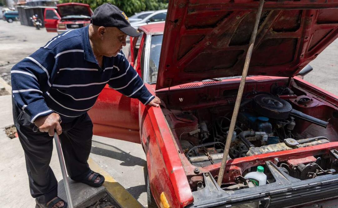 Adulto mayor de Iztapalapa se ve afectado por inundaciones tras fuerte lluvia (05/06/2025). Foto:  Hugo Salvador / EL UNIVERSAL