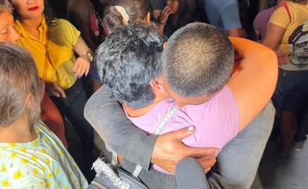 Pescadores sobrevivientes del huracán "Milton" arriban a Yucatán tras varios días perdidos; son recibidos con llantos y porras