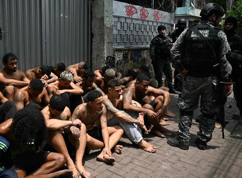 La policía vigila a supuestos criminales durante la Operación Contención  realizada en la favela  Vila Cruzeiro, en Río de Janeiro. FOTO: MAURO PIMENTEL. AFP