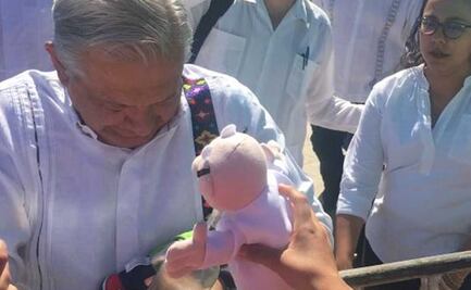 Ahora le tocó a AMLO; le avientan un Dr. Simi en su visita a Oaxaca