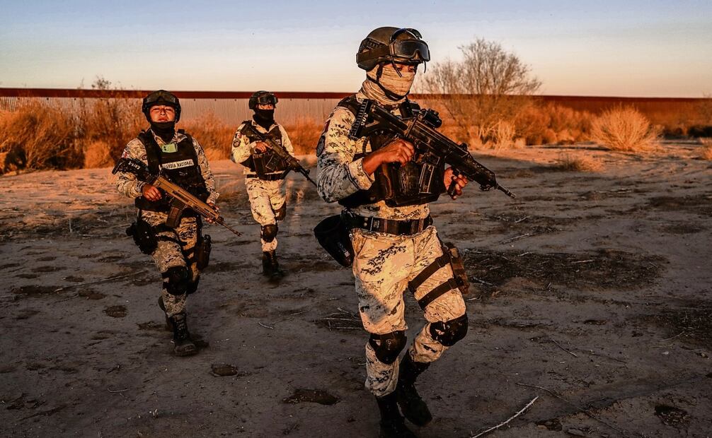Miembros de la Guardia Nacional en el Valle de Juárez, Chihuahua. EU ha realizado vuelos en la frontera sur de EU en busca de información de narcos mexicanos. Foto Víctor Gahbler / AFP
