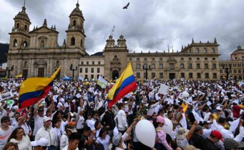 Miles de personas marchan en Colombia para rechazar el terrorismo