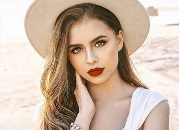 La hermana de Christian Nodal roba suspiros en bikini tie-dye 