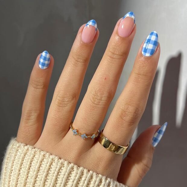 El Gingham minimalista equilibra cuadros completos con un diseño francés sofisticado. Foto: Instagram @samrosenails