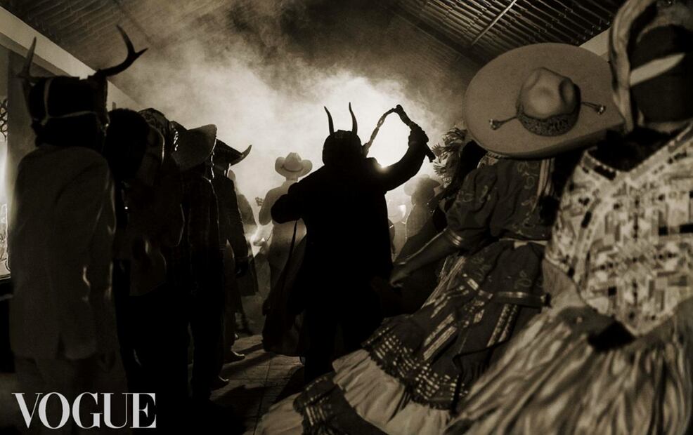 El fotógrafo Arath Zumaya ha logrado capturar la esencia del Xantolo, la festividad más emblemática de la Huasteca, con la serie fotográfica Escenas de la celebración del Día de Muertos en San Luis Potosí, México. Foto: cortesía Arath Zumaya