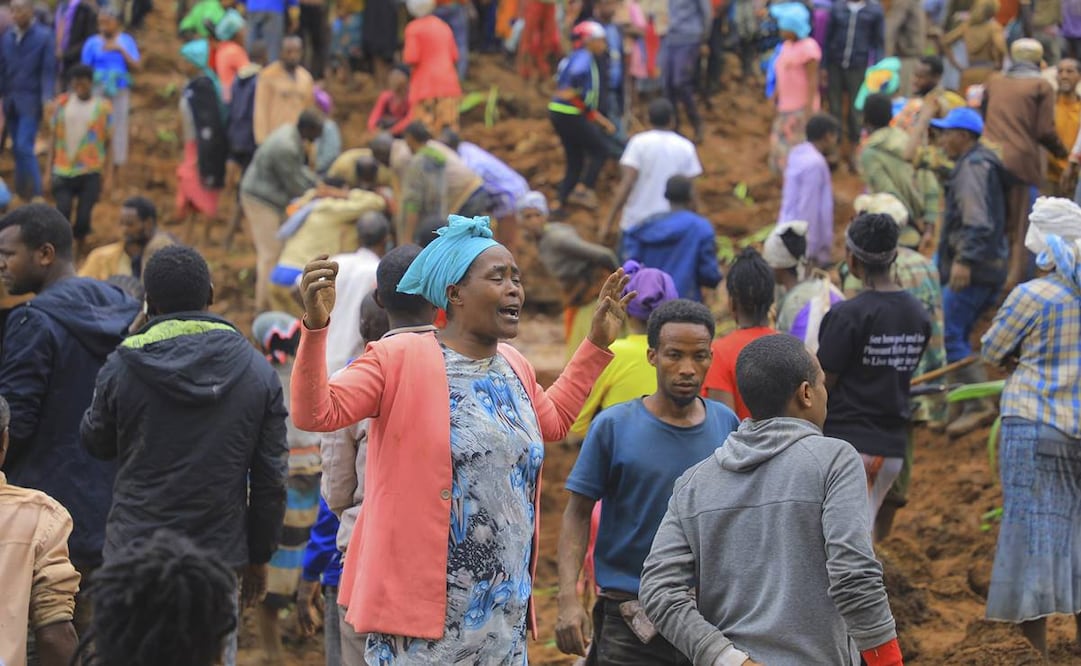 Mujer llora mientras cientos de personas se congregan en el lugar donde se produjo un deslave letal. Foto: AP