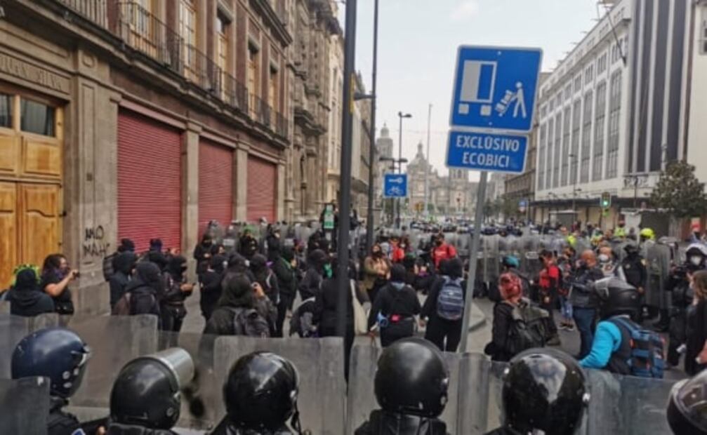 Encapuchadas realizan pintas y destrozos en Metro Pino Suárez tras protesta en Palacio Nacional