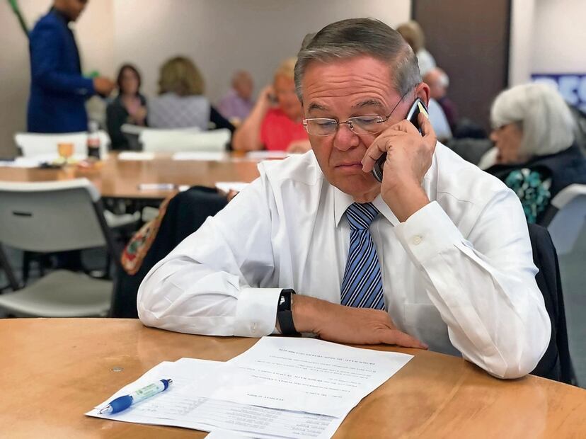 El senador demócrata Robert Bob Menéndez ha sido señalado reiteradas veces de actos de corrupción, junto con su esposa Nadine. Foto: Especial