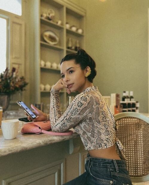 Ángela Aguilar se luce en bra de animal print y maxi falda blanca