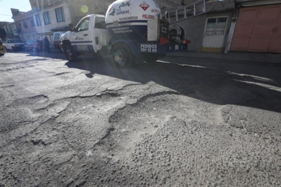 Le avientan un huevo a exregidor por no atender tema de baches en Toluca: FOTOS