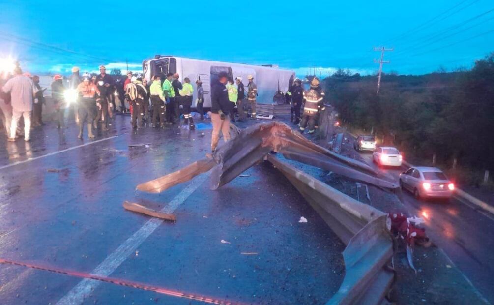 Tragedia en Apodaca por volcadura de camión; ocho muertos y 58 lesionados en la Ruta 611. Foto: Especial