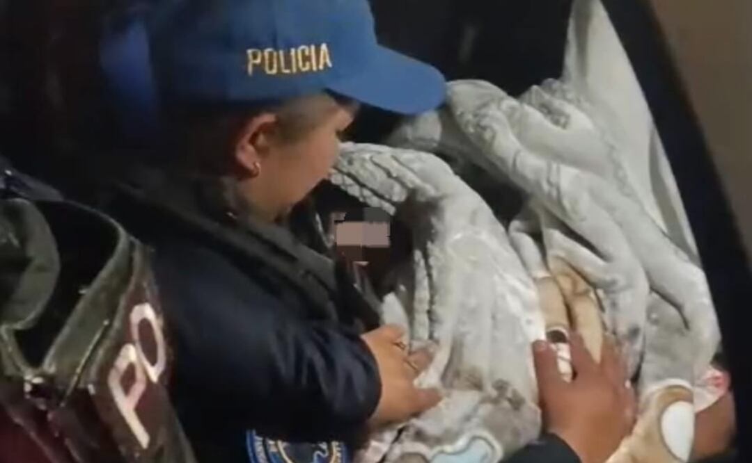 Mujeres policías auxiliares ayudan a mujer embarazada a dar a luz en Miguel Hidalgo. Foto: Especial