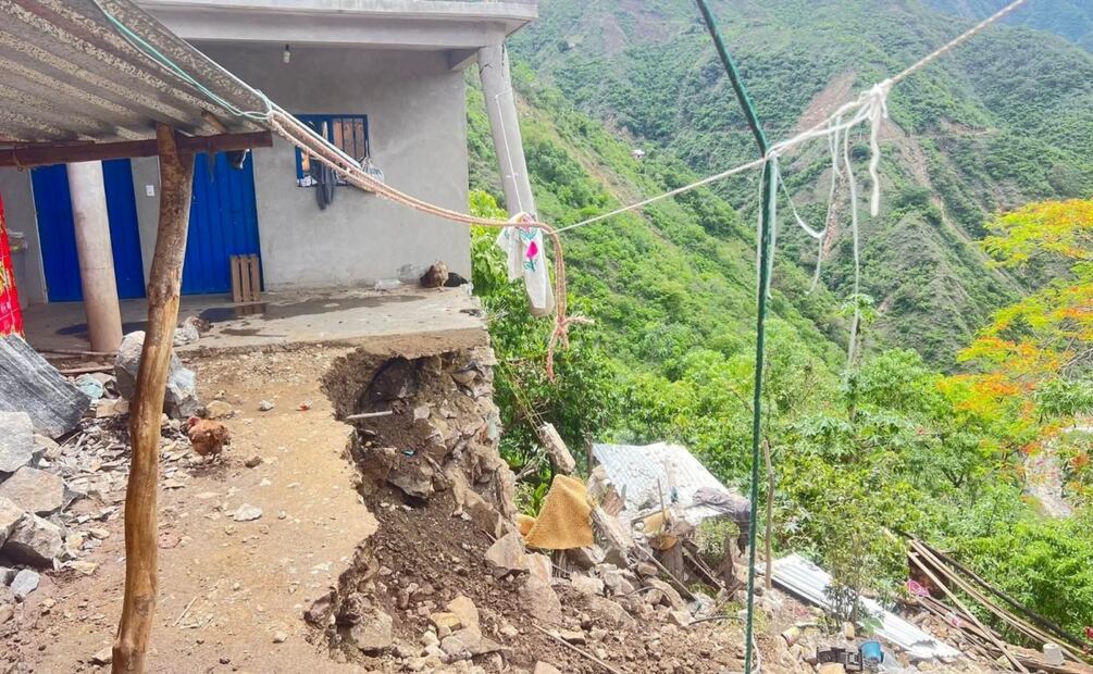 Algunas casas a punto de colapsar por el deslizamiento de tierra cerca de ellas. Foto: Especial