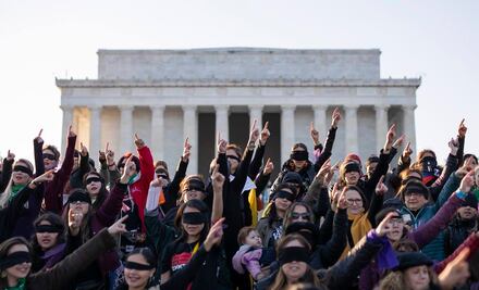 Mujeres cantan "Un violador en tu camino" en Washington con demanda migratoria