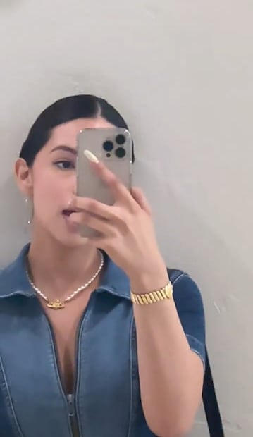 Ángela Aguilar luce jumper de mezclilla con cinturón Chanel
