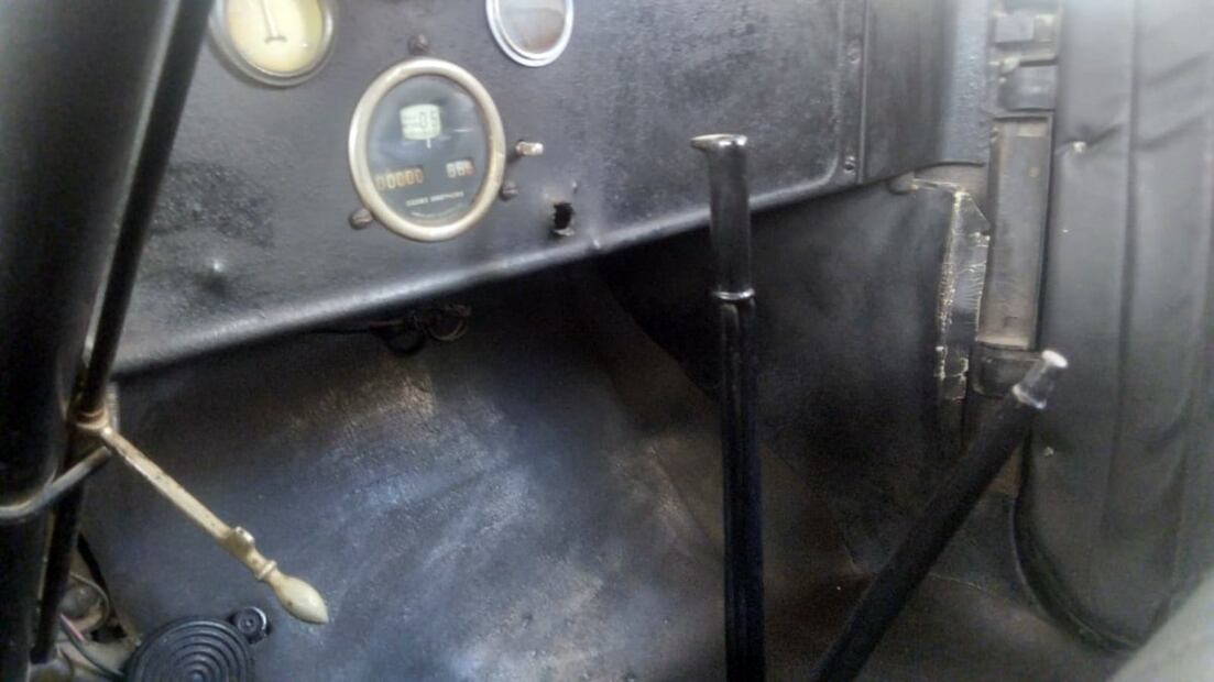 Salida de bala en la parte interior del automóvil. Como estas marcas, varias quedaron grabadas en el coche. Foto: Museo Histórico de la Revolución/Tomada por Mario Alberto Trillo Corral.