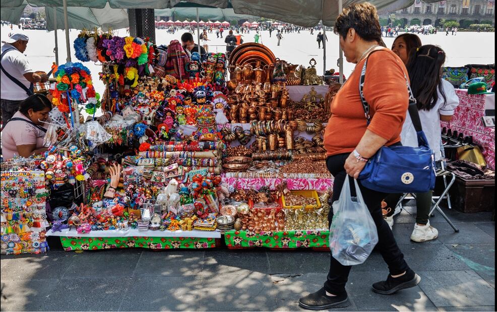 Artesanías producidas en serie se venden en los alrededores del Zócalo; así como en plazas, mercados y la Alameda Central de la Ciudad de México, el 26 de marzo de 2025. Foto: Yaretzy M. Osnaya/EL UNIVERSAL