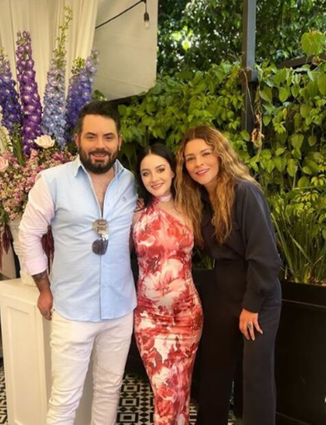 José Eduardo Derbez, Paola Dalay y Grettel Valdez posan en el baby shower.
Foto: Instagram