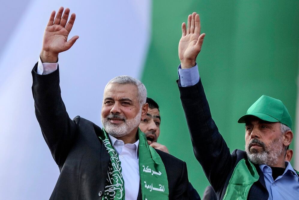 Ismail Haniyeh (izq.) conYahya Al Sinwar, en un mitin de Hamas en Ciudad de Gaza, en 2017.FOTO: EFE