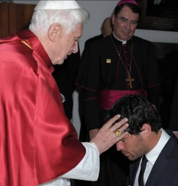 Eduardo Verástegui presume fotos con el Papa Benedicto XVI y le dedica mensaje de despedida