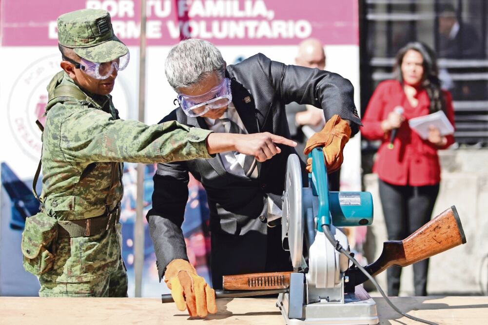 Ayer, el jefe de Gobierno, Miguel Ángel Mancera, encabezó la destrucción de armas en la plancha del Zócalo capitalino (IVAN STEPHENS. EL UNIVERSAL)