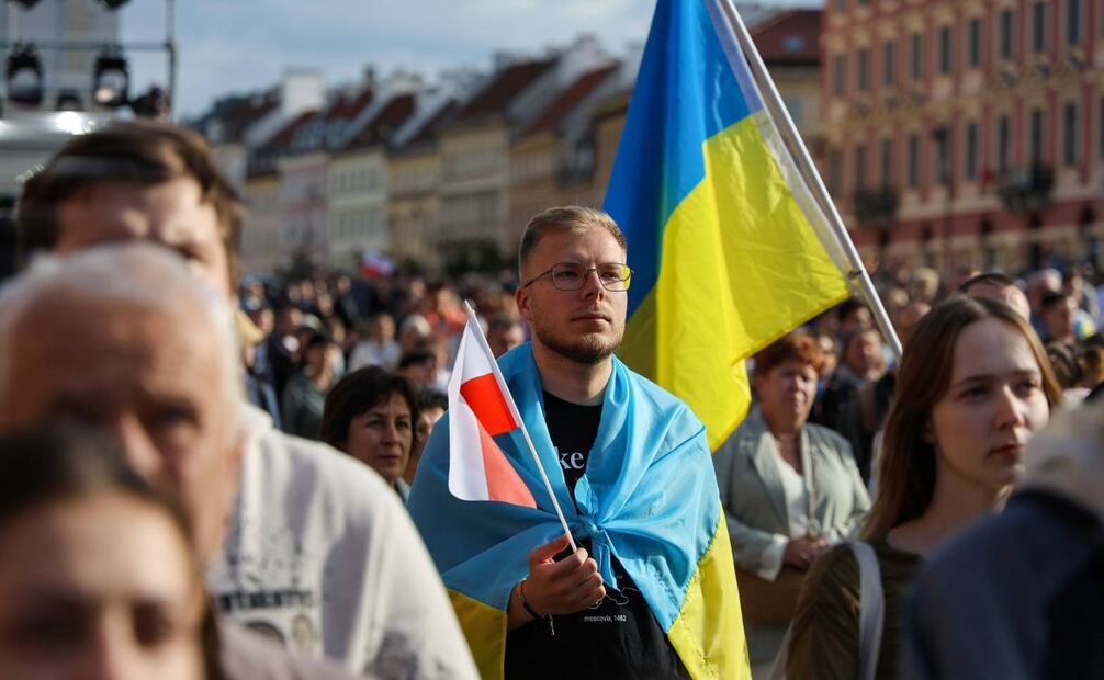 Una persona con la bandera ucraniana como capa participa en la manifestación conmemorativa del Día de la Independencia de Ucrania en la Plaza del Castillo de Varsovia, Polonia, el 24 de agosto de 2025. La manifestación fue organizada por la iniciativa Euromaidán Varsovia y la Fundación "Stand with Ukraine". Foto: EFE