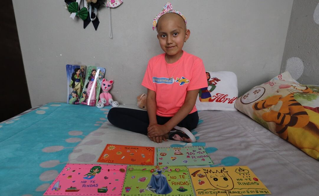 Abril Villafuerte González muestra sus creaciones, cartas de apoyo, dibujos y stickers que envía a otros menores de edad afectados por la enfermedad, a fin de darles el mensaje de prohibido rendirse. Fotos: Diego Prado. EL UNIVERSAL