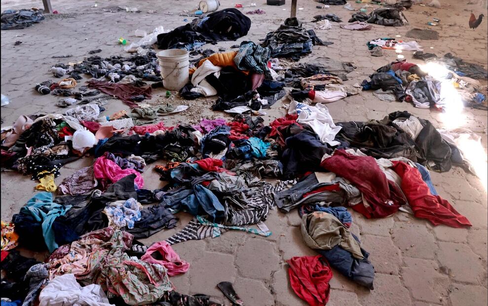 Vestidos y ropa interior de mujer se observa en un cuarto del Rancho Izaguirre en Teuchitlán, Jalisco: Foto: AFP
