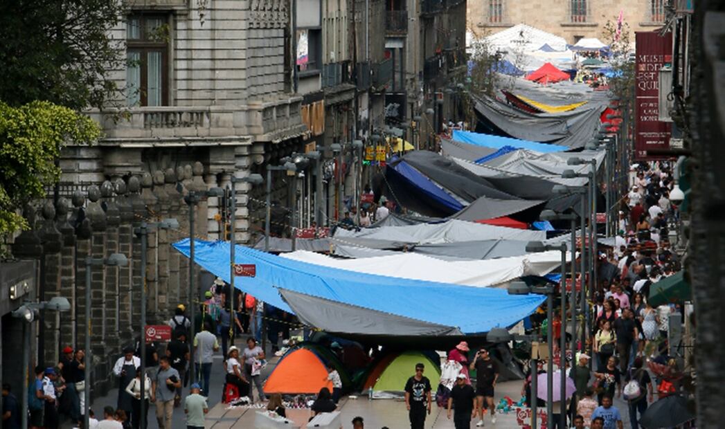 El plantón de maestros de la CNTE que se instaló en el Zócalo se extendió por calles del primer cuadro de la Ciudad de México, el martes 20 de mayo de 2025. Foto: Darío Luna/EL UNIVERSAL