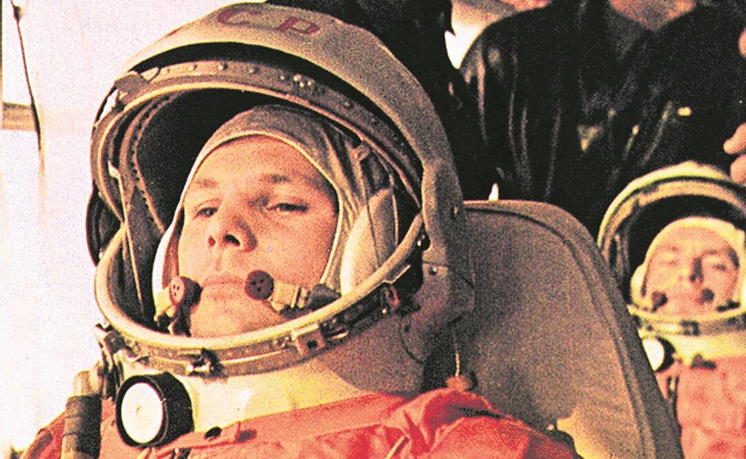 En la imagen se ve al astronauta ruso Yuri Gagarin en el autobús de camino a la nave espacial Vostok I, que el 12 de abril de 1961 despega y cuyo vuelo histórico duró 108 minutos. EGV. Foto: NASA/Agencia EL UNIVERSAL.