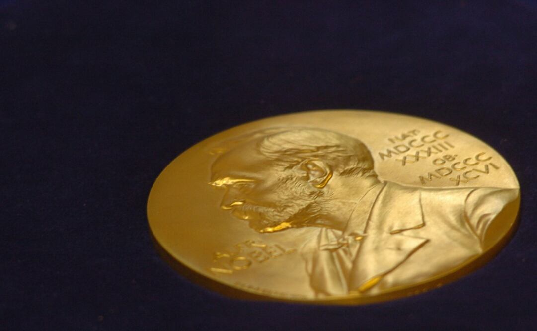 Una réplica en oro de la medalla de los premios Nobel. Foto: AFP/Desha-Kalyan CHOWDHURY