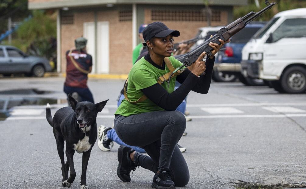 Personas apuntan con armas durante instrucciones militares para defenderse de EU (20/09/2025). Foto: Miguel Gutiérrez / EFE