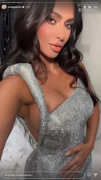 Adiós al rubio, Kim Kardashian le da la bienvenida a la Navidad con nuevo look ¡Luce impactante!